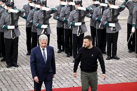 Presidentti Niinistö ja presidentti Zelenskyi tapasivat Presidentinlinnan edustalla.