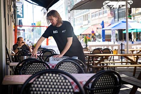 Iiro Pitkälä siivosi astioita pöydistä ravintola Danten kesäterassilla viime heinäkuussa. Kävelykatujen kesäterassit tulevat kaupunkikuvaan taas ensi viikolla. 