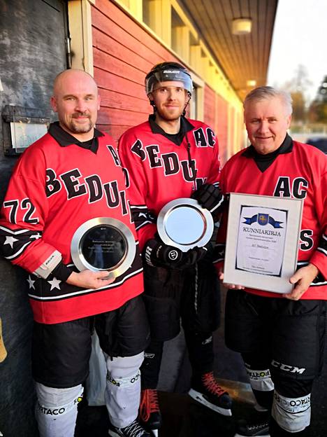 AC Beduinsin Saku Virtanen (vasemmalla), Jari Pärssinen ja 
Tarvo Kranni esittelevät, että palkintoja ja kunniakirjoja on vuosien varrella tullut.