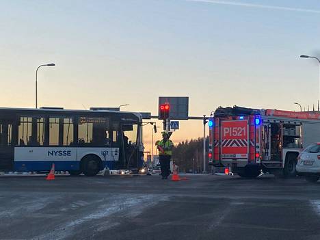 Pakettiauto törmäsi bussiin Automiehenkadun ja Vuoreksen puistokadun risteyksessä keskiviikkona kello 14.16.
