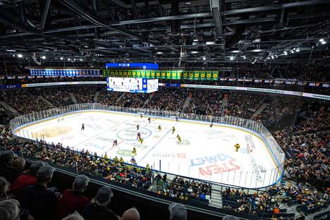 Ensimmäiset tapahtumat Nokia-areenalla järjestettiin 3.–4. joulukuuta. Silloin yhteensä 26 000 ihmistä seurasi areenalla Ilveksen ja Tapparan peräkkäisinä päivinä pelaamia Liiga-otteluita. Kasvomaskien puute yleisössä on herättänyt huolta.