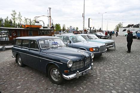 Mobilistien tapaamisiltojen aikana museoautot löytyvät pääosin satama-altaan puolelta. Muut parkkipaikat ovat vähissä, joten katsojien kannattaa jättää autonsa muualle kuin sataman alueelle.