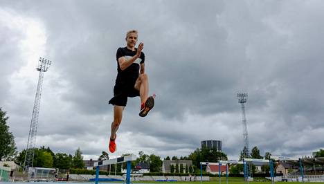 Kasperi Vehmaa nähdään 17-vuotiaiden 110 metrin aidoissa, 400 metrin aidoissa ja pituushypyssä. Vehmaa voitti viime vuonna Ratinassa pidetyissä Kalevan kisoissa Suomen mestaruuden. Kuva heinäkuun lopulta Lappeenrannasta Vehmaan kotikentältä.