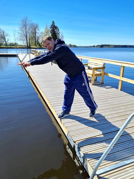 Kunhan järvivesi vähän lämpenee, niin liikuntaneuvoja Jani Vostrakov pulahtaa laiturilta veteen. Laiturit odottavat jo uimareita Pororannassa.