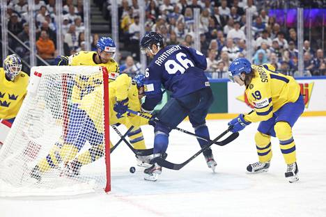 Mikko Rantanen ei saanut survottua kiekkoa verkkoon maalinedustilanteessa Ruotsi-ottelun kolmannessa erässä maanantaina, vaikka Ruotsin maalivahti Lars Johansson oli jo ulkona tilanteesta.