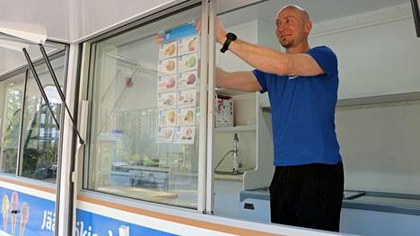 Tommi Toivosen mukaan jäätelökioskilla myydään kerralla kahtatoista jäätelömakua. Niitä on tarkoitus vaihdella kesän aikana.