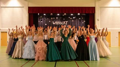 Keuruun lukion ”wanhat” päättivät iltajuhlan itse suunnittelemaan tanssiinsa, jonka koreografiasta vastasivat Olivia Kouvonen ja Helmi Miettinen.