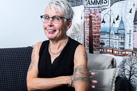 Anita Ukkoselle, 66, tatuoitiin äskettäin käsivarteen Tampere, koska hän oli päättänyt muuttaa eläkepäivikseen kaupunkiin. Nyt Ukkosen uuden kodin parvekkeelta on upeat näköalat yli Näsijärven kohti Tampereen keskustaa.