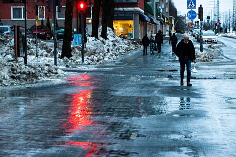 Tampereen kadut ovat tällä hetkellä liukkaan jään ja sulamisveden peitossa.