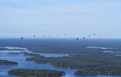 Puolustusvoimien ottamassa kuvassa on saatu samaan kuvaan neljätoista suomalaista ja amerikkalaista sotilaskopteria Saaristomerellä. 