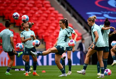 Saksan Sara Däbritz (keskellä) joukkueen harjoituksissa Wembleyn stadionilla 30. heinäkuuta.