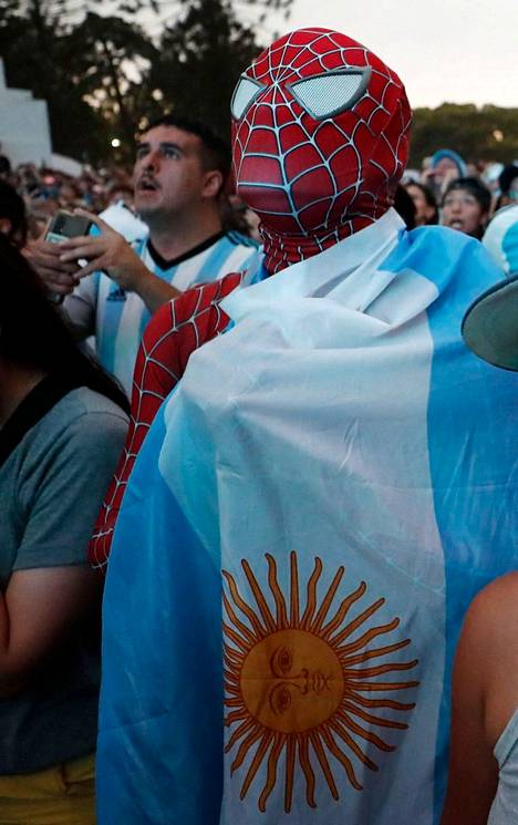 Hämähäkkimies on ollut monen muun tapaan mukana juhlimassa menestystä. Kuva Buenos Airesista, kun Argentiina pelasi Alankomaita vastaan.