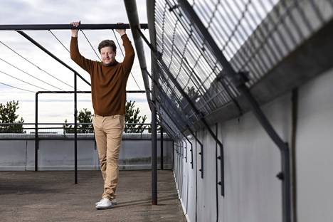 ”Arkkitehtuurivalokuvausta ei voi opiskella oikein missään, se täytyy oppia itse”, Tuomas Uusheimo kertoo. Hänet kuvattiin kotitalonsa kattotasanteella Helsingin Vuosaaressa.