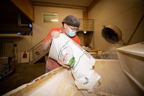 Leipuri Jani Ripatti kaatoi jauhoja koneeseen, josta ne matkaavat hapanjuuren joukkoon. Yritys käyttää leipomiseen vain kotimaisia jauhoja.