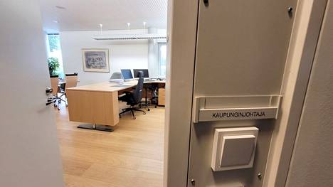 Rauman kaupunginjohtajan työhuone ja nimikyltti olivat syyskuussa 2021 tyhjillään. Liedon kaupunginjohtajan Esko Poikelan valinta Raumalle eteni lopulta nopeasti ja täysin yksimielisesti.