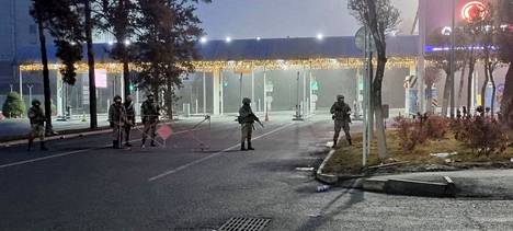 Turvallisuusjoukot vartioivat Almatyn lentokenttää Kazakstanissa 6. tammikuuta 2022.