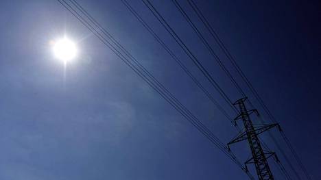 Energiayhtiöiden mukaan kesää kohti solmitaan jälleen enemmän pörssisähkösopimuksia.
