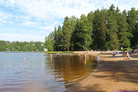 Suositulla Kennonnokan rannalla riittää lämpiminä kesäpäivinä kävijöitä. Matala ranta saa kiitosta pienten uimareiden perheiltä.