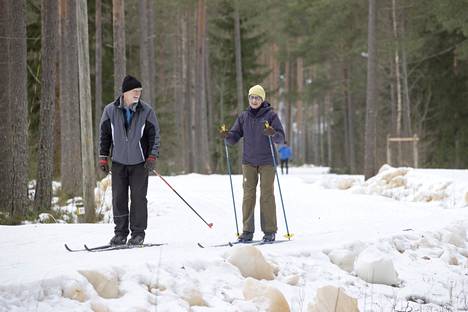 Tapio Väkiparta ja Ulla Laurén testasivat suksiaan kevään hiihtoretkeä varten keskiviikkona. Pakkaskeleille tarkoitettu pitovoide ei pitänyt plussakelissä.
