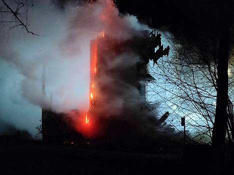 Hipposkylän kerrostalon lauantaista paloa epäillään tahallaan sytytetyksi, sillä rakennus syttyi palamaan monesta kohdasta samanaikaisesti. Poliisi tutkii palon syttymissyytä.