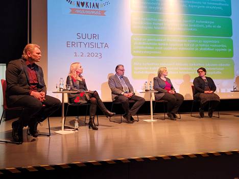 Nokian Mammojen ja Nokian Uutisen vaalipaneeli, jossa kansanedustajaehdokkaiden kanssa keskusteltiin koulutuspolitiikasta. Mukana ehdokkaat Marko Asell (vasemmalta), Maria Asunta, Jari Kinnunen, Anne Nyman ja Kaisa Räsänen.