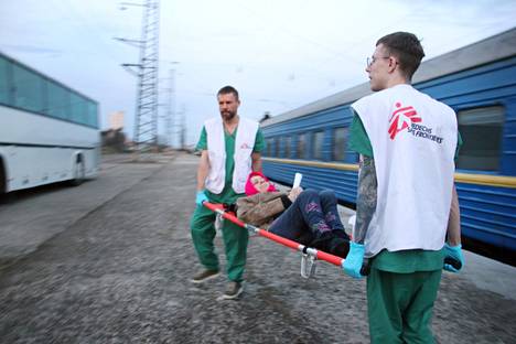 Lääkärit ilman rajoja -järjestö evakuoi 40 potilasta lääkintäjunalla Kramatorskista Lviviin huhtikuun alussa. Päivää myöhemmin ohjusisku osui juuri Kramatorskin asemalle.