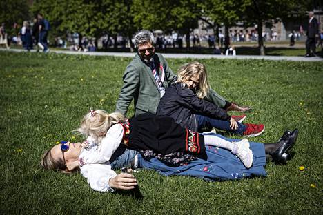 Äiti Guro ja tytär Emilie Soelberg Martinsen lepäävät nurmikolla neljän tunnin kävelemisen jälkeen. Taustalla isä Carl-Erik Martinsen sekä poika Hermann Soelberg Martinsen.