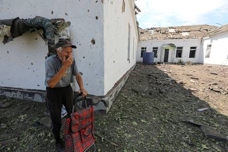 Paikallinen asukas kauhisteli pommitusten tuhoja eteläukrainalaisessa Mykolaijvissa sijaitsevan koulun pihassa heinäkuun lopussa. Kyseisen koulun mahdollisesta sotilaallisesta käytöstä ei ole tietoa. Amnesty arvostelee Ukrainan sotilaita siitä, että ne käyttävät myös kouluja tukikohtinaan. 