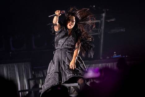 Evanescencen solisti Amy Leeltä ei puuttunut Nokia-areenan keikalla energiaa. ”En haluaisi olla juuri nyt missään muualla!” Lee huusi keikan aluksi.