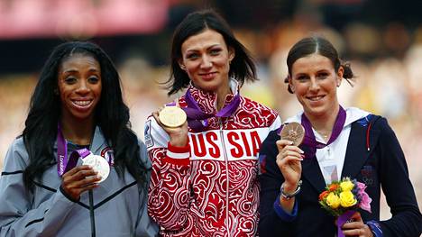 Natalia Antjuh (kesk.) menettää tämän kultamitalinsa. Lashinda Demus (vas.) on nousemassa olympiavoittajaksi.