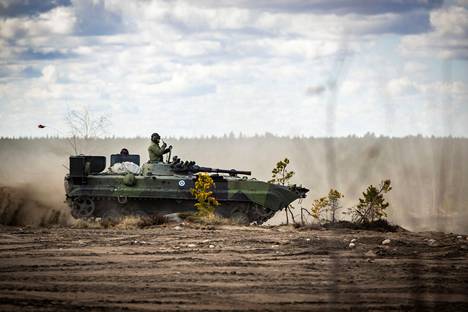 Puolustusvoimien käyttämään neuvostovalmisteiseen BMP-2 -rynnäkköpanssarivaunuun tilattiin Naton logistiikkavarastolta uusia tykkejä vuonna 2017. Vaunuja nähtiin Niinisalossa järjestetyssä Arrow 22 -taisteluharjoituksessa.