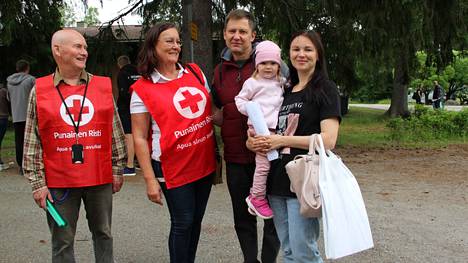 Suomen Punaisen Ristin Vilppulan osaston puheenjohtaja Kaija-Riitta Eira ja Ahti Fernelius ovat olleet mukana järjestämässä kylätapahtumaa, jossa ukrainalaiset ja paikalliset kohtaavat toisiaan erilaisten toimijoiden kanssa.
