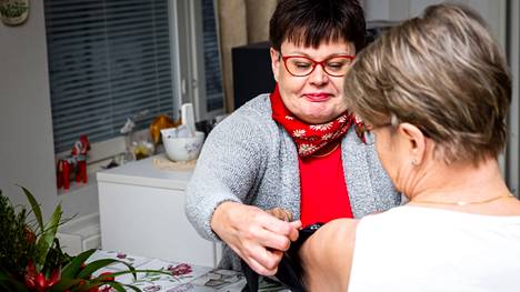 Hoivapalveluyritys Mesimarjan lähihoitajatiimin vetäjä Marita Yli-Villamo mittasi asiakkaan verenpaineen Kangasalla tiistaina 28.12.2021. Kotitalousvähennyksen enimmäismäärä nousee ja saattaa lisätä merkittävästi kotona teetettävää hoivatyötä.