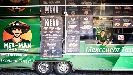 Ferya Kahveci myy meksikolaista ruokaa Jazzpuistossa Mex man -ruokarekasta. Hän kertoo, että asiakkailta on tullut kehuvia kommentteja ruuasta. ”Meillä on kasvisversio jokaisesta annoksesta.”