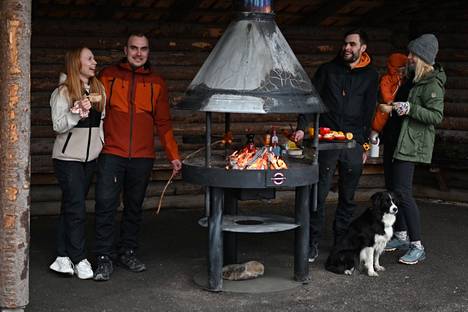 Uudet kauppiaat tykkäävät viettää vapaa-aikaansa luonnossa. Kuvassa Casimir Nurminen, Maria Naasko, Rasmus Nurminen, Jenni Astikainen ja Ruth Nurminen ovat grillauspuuhissa. Taiga-koira on mukana menossa. 