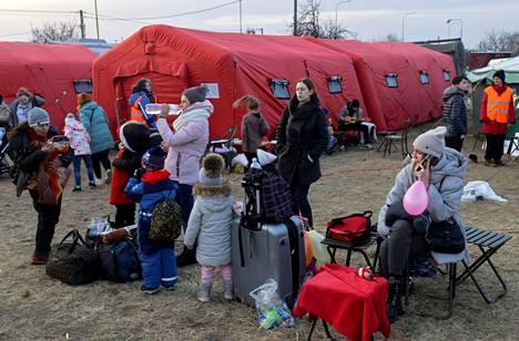 Ukrainalaisia pakeni maasta sodan ensimmäisen viikon aikana yli miljoona. Kuvassa ukranalaisia Slovakian rajalla torstaina 3. maaliskuuta.