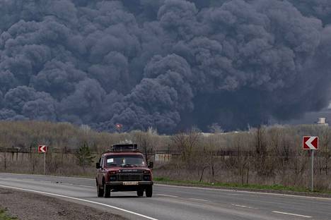 Auto ohitti lauantaina 16. huhtikuuta Luhanskin alueella öljyjalostamon, jonne Venäjän ohjus oli osunut.