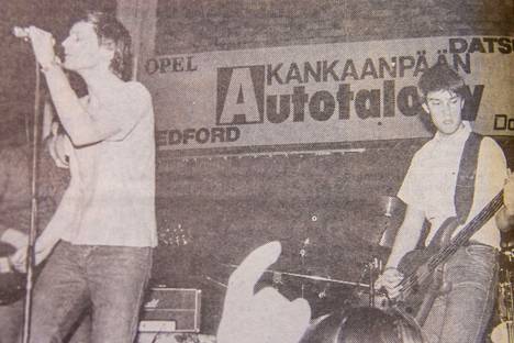Kankaanpääläinen Game Over-bändi soitti Kankaanpään nuorisolautakunnan pääsiäistansseissa 1982.