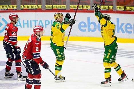 Petri Kontiola (kesk.) ja Aku Räty riemuitsivat Ilveksen 5–2-maalin jälkeen. HIFK:n pelaajien ilme oli synkkä.