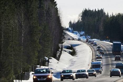 Pääsiäisen menoliikenne on kiirastorstaina vilkkaimmillaan. Eniten liikennettä on tunnetusti ysitiellä Tampereelta Oriveden suuntaan. Tältä menoliikenne näytti pääsiäisenä 2012.