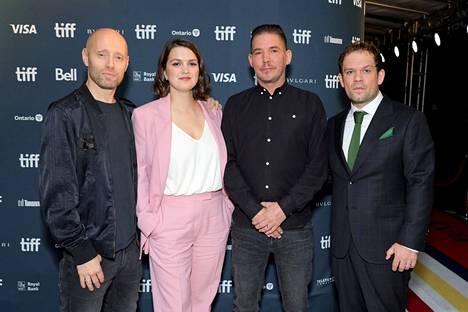 Ohjaaja Jalmari Helanderi (toinen oikealta) kuvattiin yhdessä kolmen Sisu-elokuvan näyttelijän, Aksel Hennien, Mimosa Willamon ja Jack Doolanin, kanssa elokuvan maailman ensi-illassa Toronton elokuvajuhlilla 9. syyskuuta.
