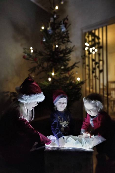 Joulun ajan taikaa. Kuvassa ensimmäistä jouluaan odottavan Minon kanssa isosisarukset Minka ja Mike. Kuvan otti isä Jose Annala.
