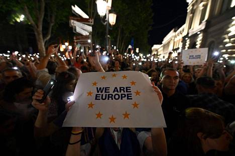 ”Me olemme Eurooppa.” Näin julisti mielenosoittajan kyltti Georgian pääkaupungissa Tbilisissä maanantaina 20. kesäkuuta. 