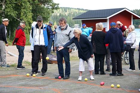 Muun muassa boccia-pallot saivat kyytiä keuruulaisten eläkeyhdistyksen toimintapäivässä Kurkisaaressa. Heittovuorossa Keuruun Eläkkeensaajien Helena Jokinen. 