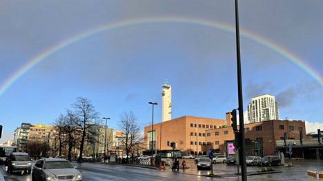 Lauantaina Tampereella satoi ja paistoi. Tällainen sateenkaari taivaalle piirtyi keskustassa rautatieaseman ylle. 