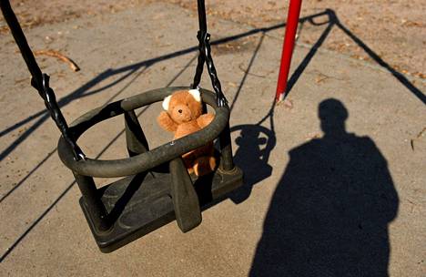 Lasten hyväksikäyttömateriaalin käyttö lisää merkittävästi riskiä syyllistyä vakavampiin lapsiin kohdistuviin seksuaalirikoksiin. Kuvassa keinu lasten leikkipuistossa Helsingissä 5. huhtikuuta 2019.