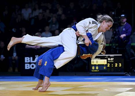 Pihla Matikainen (valk.) voitti yllättäen Pihla Salosen (sin.) naisten alle 57-kiloisten finaalissa judon SM-kisoissa Lempäälän Ideaparkissa.
