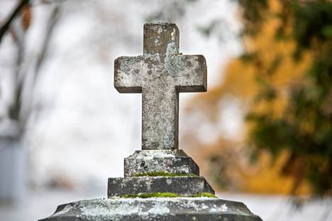Vanhojen hautakivien ja muistomerkkien poistaminen hautausmailta herättää keskustelua.