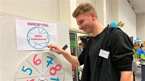 Mänttäläinen Aapo Pohja opiskelee liiketaloutta Mäntän seudun koulutuskeskuksessa.  Rekrymessuilla hän pääsi kokeilemaan käytännön markkinointia ja kertomaan omasta oppilaitoksestaan messuvieraille.