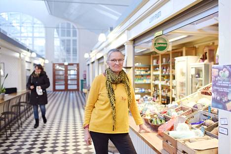 Kauppahallin yrittäjät ovat katkeamispisteessä, Porin kauppahalli Oy:n hallituksen puheenjohtaja Ulla Mäkinen myöntää.